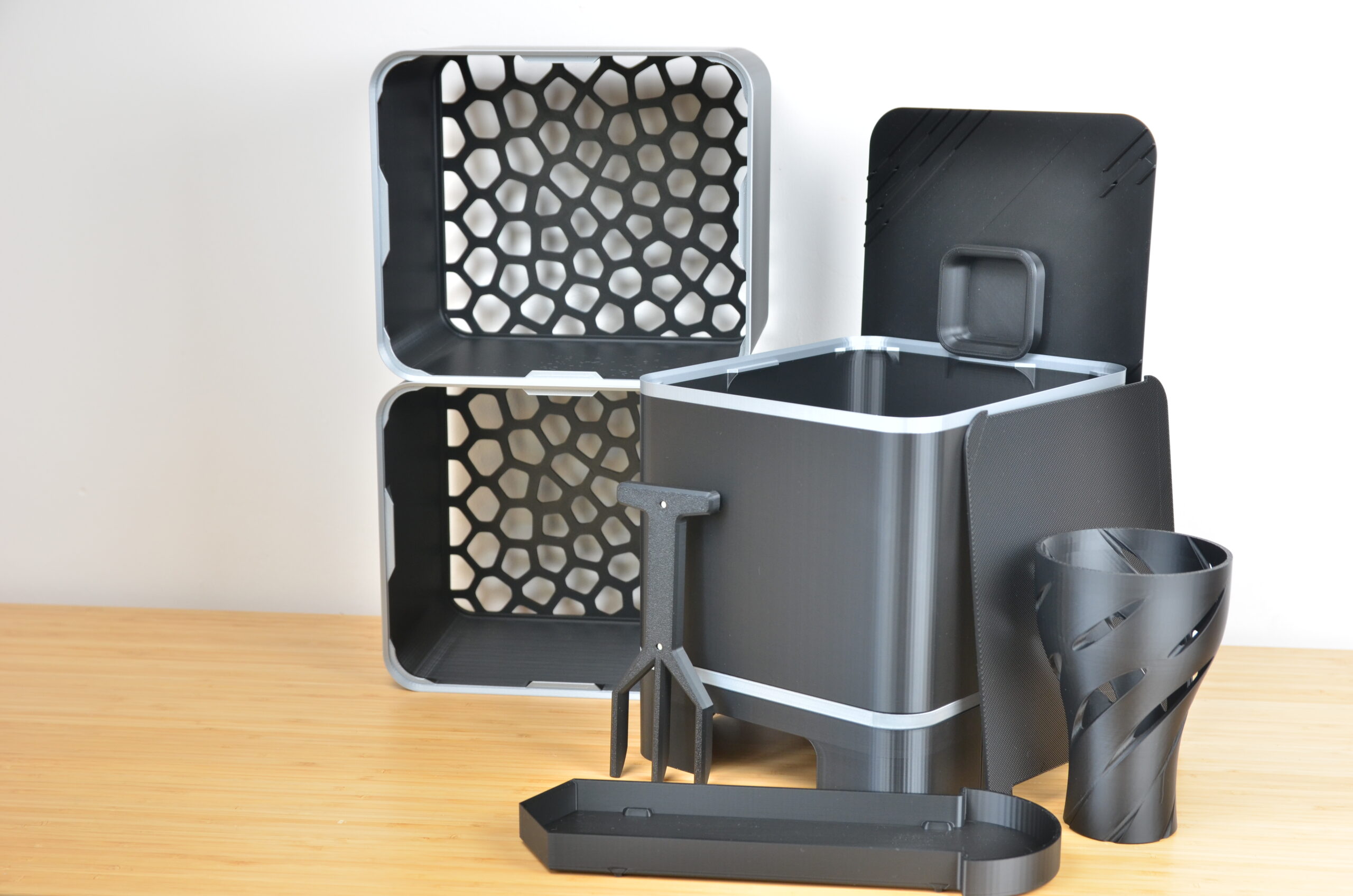 Lombricomposteur compact design d'intérieur et appartement 2 à 4 personnes couleur noir et métal, édition 2026 avec 3 plateaux avec accessoires